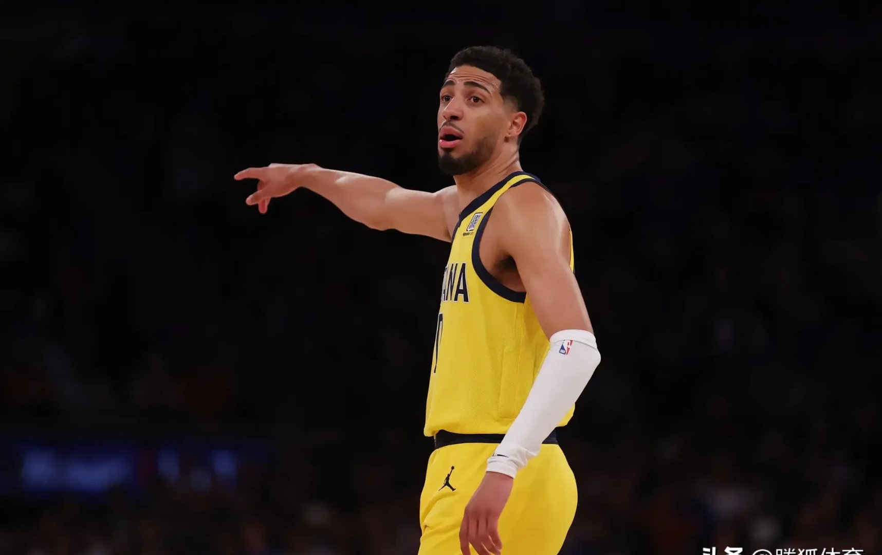 塔图姆在独行侠比赛中重返赛场，比赛局势复杂引发热议！观众掌声雷动的简单介绍