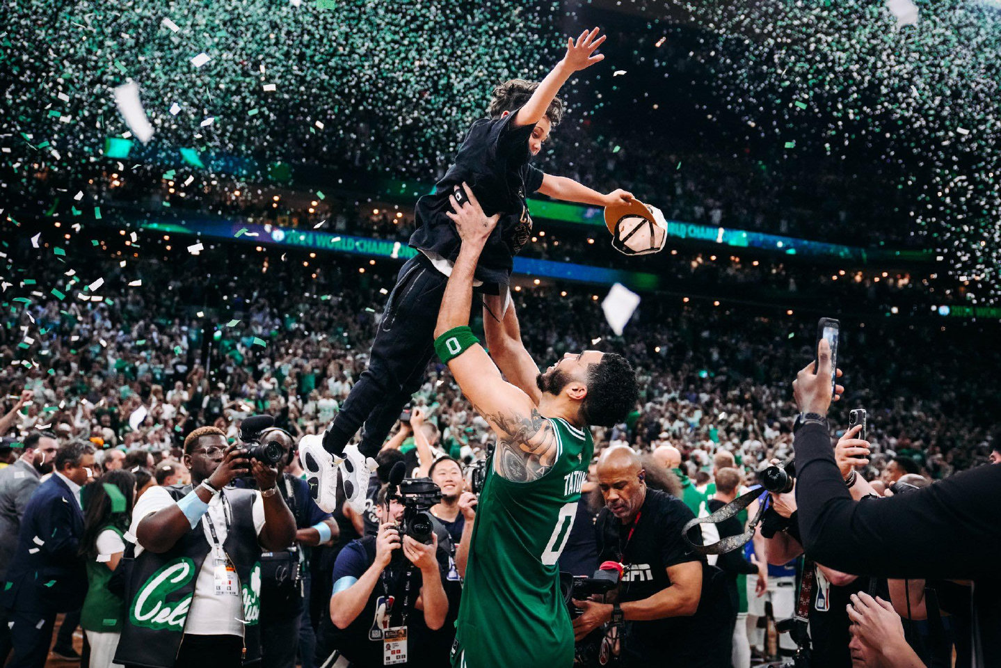 塔图姆在独行侠比赛中重返赛场，比赛局势复杂引发热议！观众掌声雷动的简单介绍