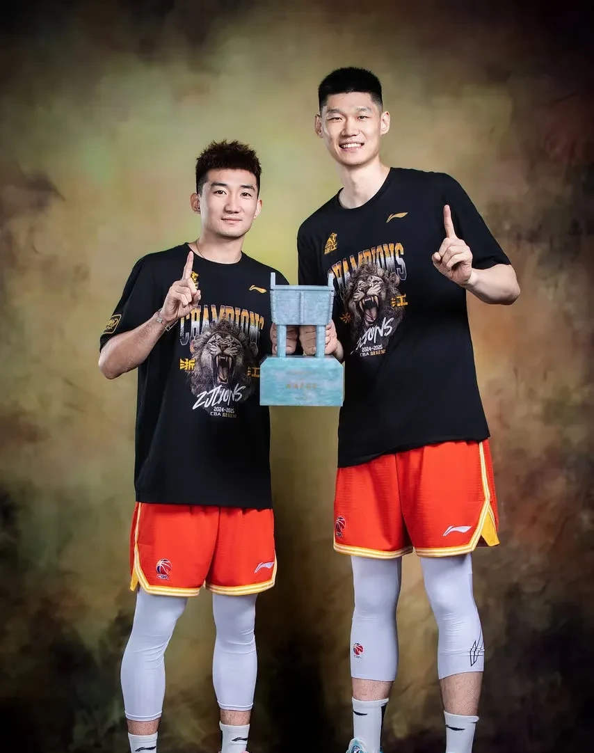 包含里程碑夜！广厦男篮更衣室发声，意甲国际比赛日刷纪录，话题不断，临场指挥获称赞的词条